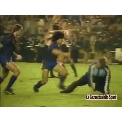 Figurinha: Maradona cai em campo