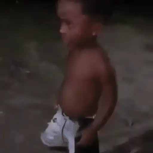 Figurinha: Criança andando confiante