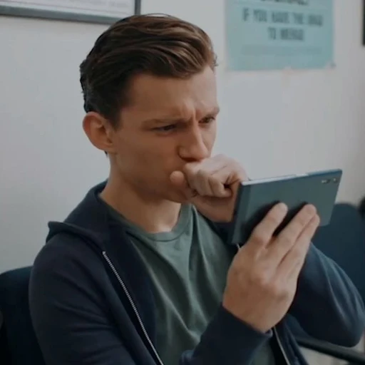 Figurinha: Tom Holland assistindo algo