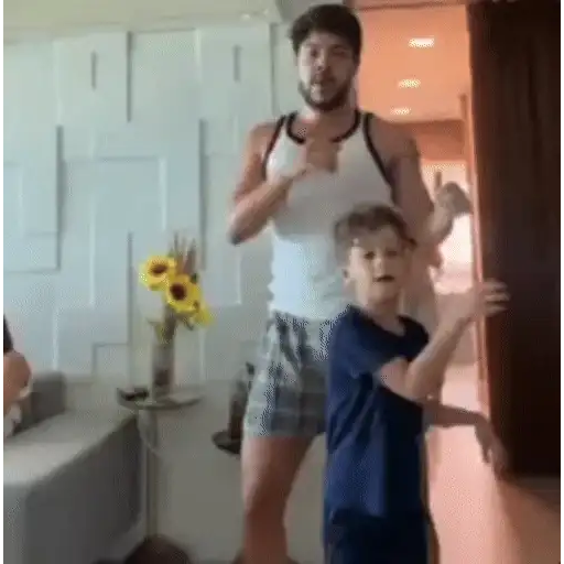 Figurinha: Pai e filho dançando