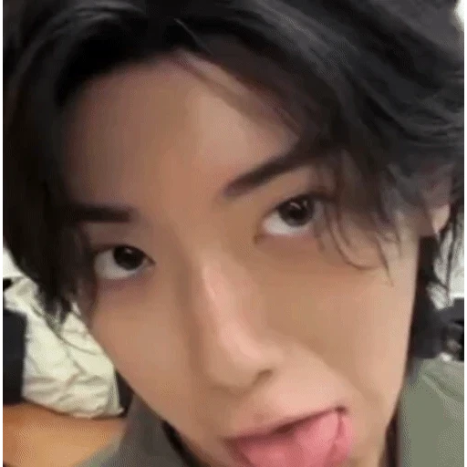 Figurinha: Hyunjin fazendo careta