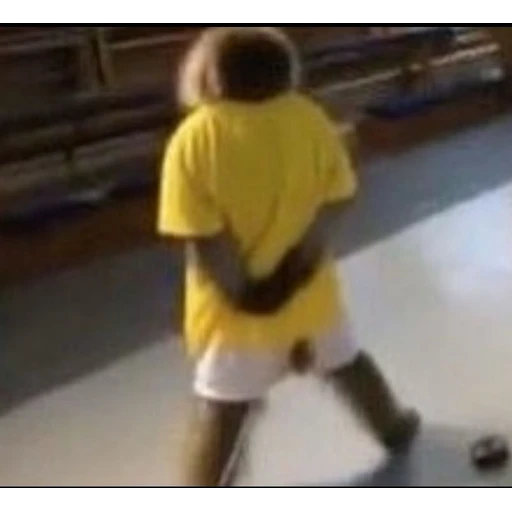 Figurinha: Menino de amarelo fazendo embaixadinha