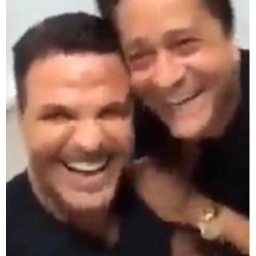 Figurinha: Eduardo Costa e Leonardo
