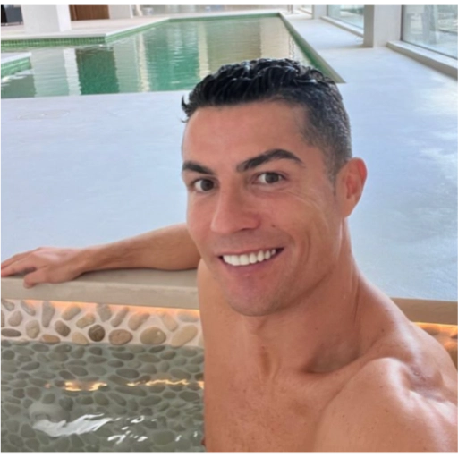Figurinha: Cristiano Ronaldo na piscina