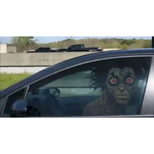 Figurinha: Monstro de olhos vermelhos no carro