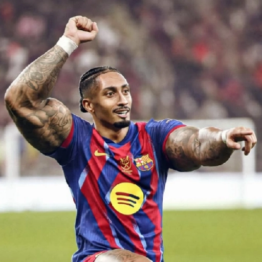 Figurinha: Raphinha comemorando gol