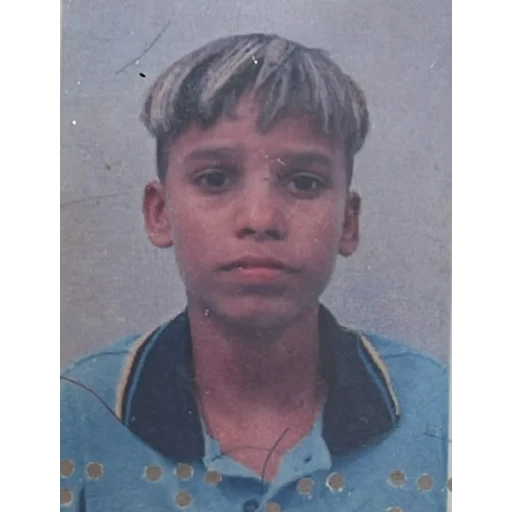 Figurinha: Jovem com cabelo tigela
