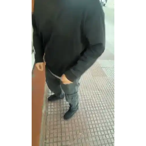 Figurinha: Rapaz apontando