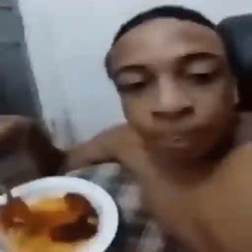 Figurinha: Comendo macarrão