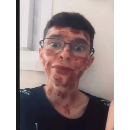 Figurinha: Rapaz com rosto sujo de chocolate
