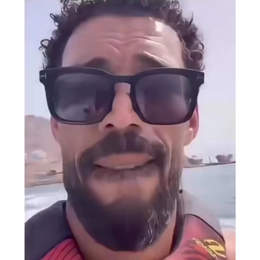 Figurinha: Homem com óculos escuros