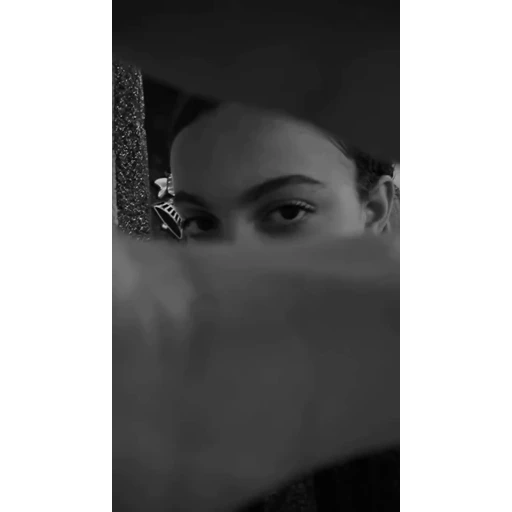 Figurinha: Olhar misterioso