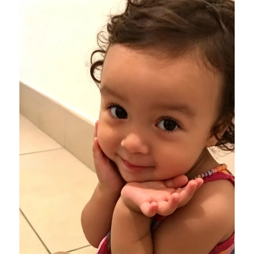 Figurinha: Criança fofa