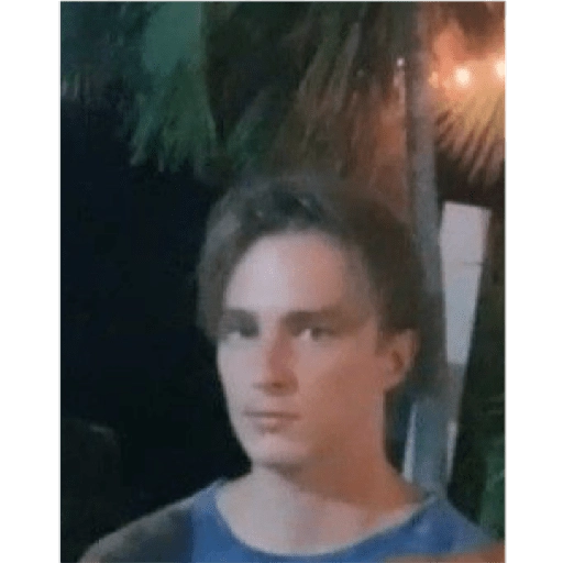 Figurinha: Jovem em ambiente noturno