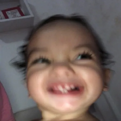 Figurinha: Bebê com cara engraçada