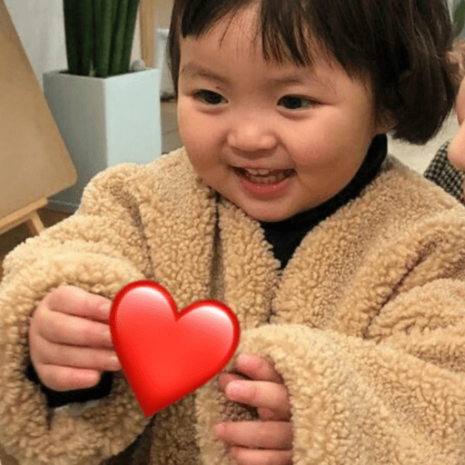 Figurinha: Bebê feliz com coração