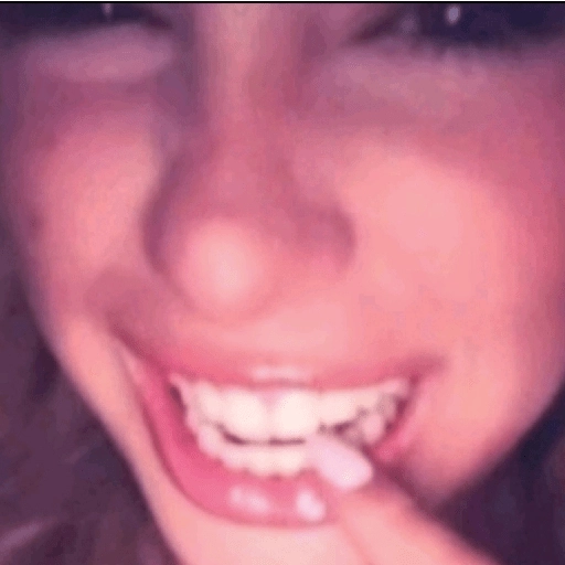Figurinha: Sorriso com dedo na boca