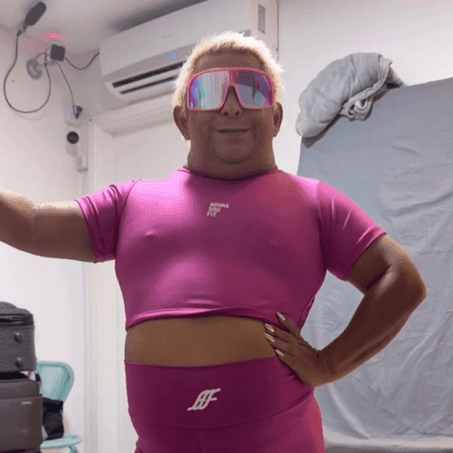 Figurinha: Mulher de rosa e óculos espelhados