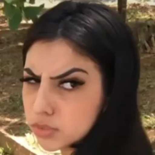 Figurinha: Mulher com olhar desconfiado