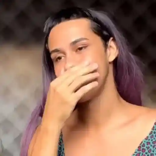 Figurinha: A pessoa cobrindo o rosto e rindo