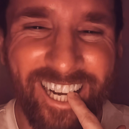 Figurinha: Lionel Messi sorrindo