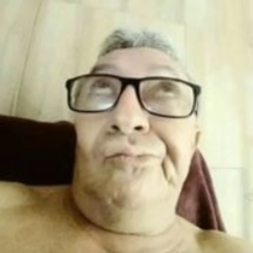 Figurinha: Homem de óculos com cara de confuso