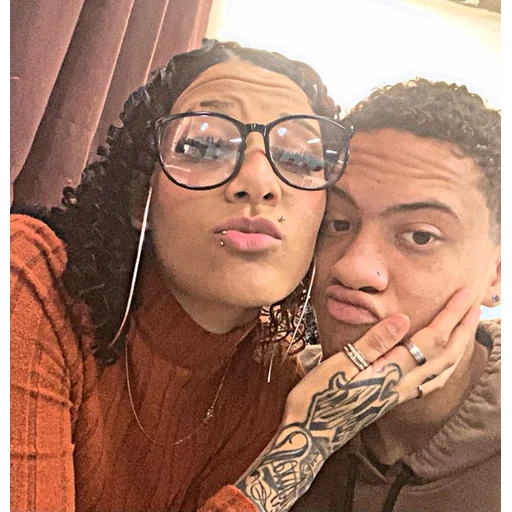 Figurinha: Casal apaixonado
