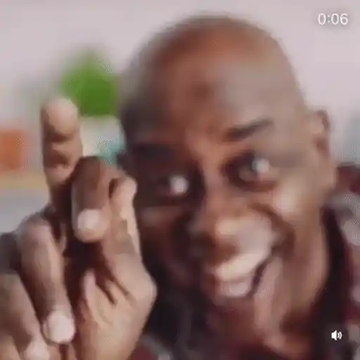 Figurinha: Black Guy Smiling
