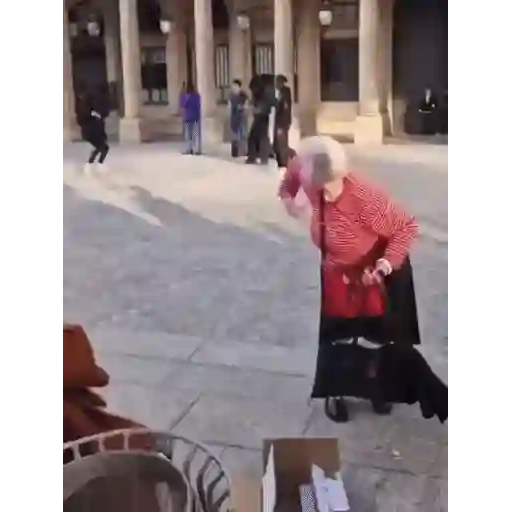 Figurinha: Idosa dançando