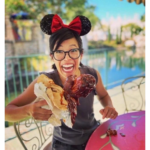 Figurinha: Mulher comendo peru em Disney
