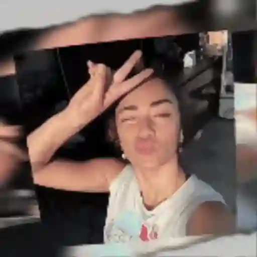 Figurinha: Mulher faz sinal de paz e bico