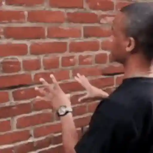 Figurinha: Homem falando contra a parede