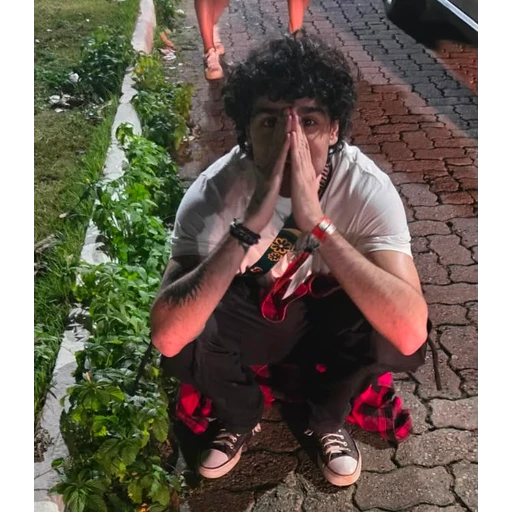 Figurinha: Jovem em pose reflexiva