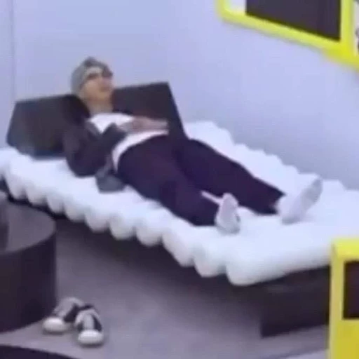 Figurinha: Namjoon deitado no sofá
