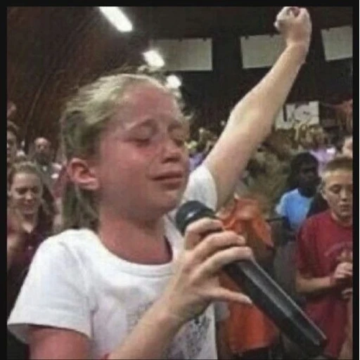 Figurinha: Criança chorando cantando