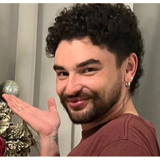 Figurinha: Rapaz apontando