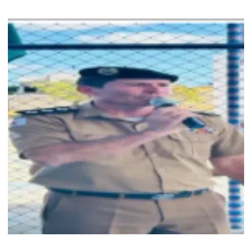 Sticker: Policía militar dando discurso