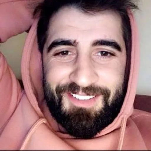 Figurinha: Homem sorrindo com moletom rosa