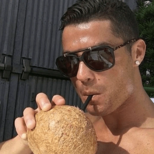 Figurinha: Cristiano Ronaldo bebendo água de coco