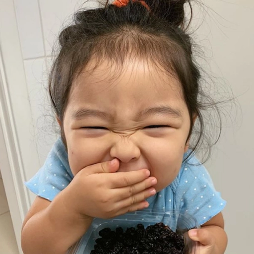 Figurinha: Criança fazendo careta com comida