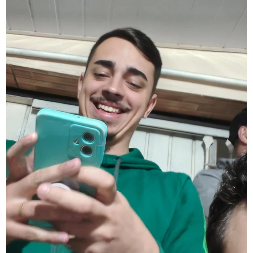 Figurinha: Rapaz rindo no celular