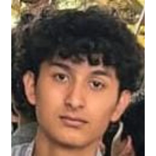 Figurinha: Jovem de cabelo cacheado