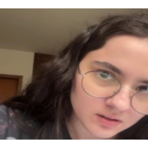 Figurinha: Jovem de óculos