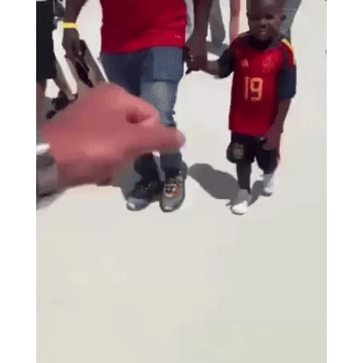 Figurinha: Criança cumprimentando com soco