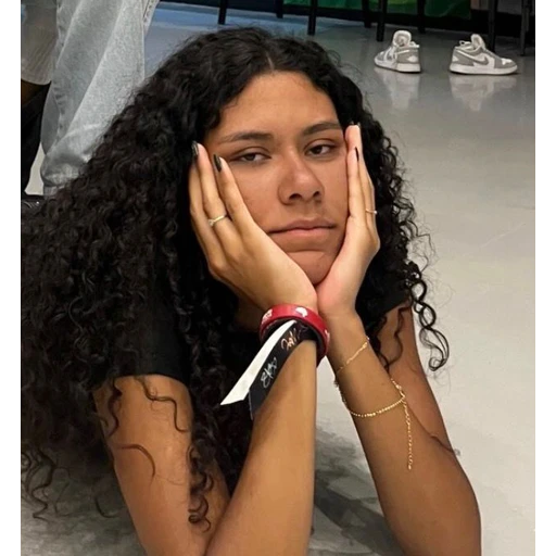 Figurinha: Jovem com expressão cansada