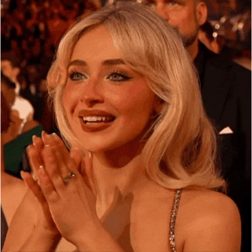 Figurinha: Sabrina Carpenter aplaudindo