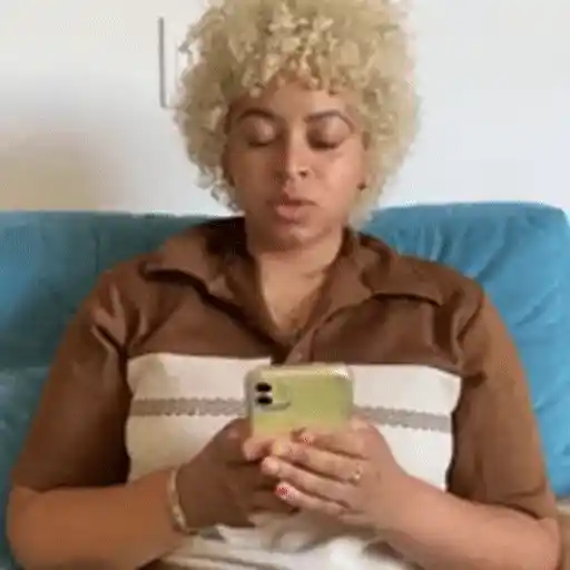 Figurinha: Mulher checando o celular