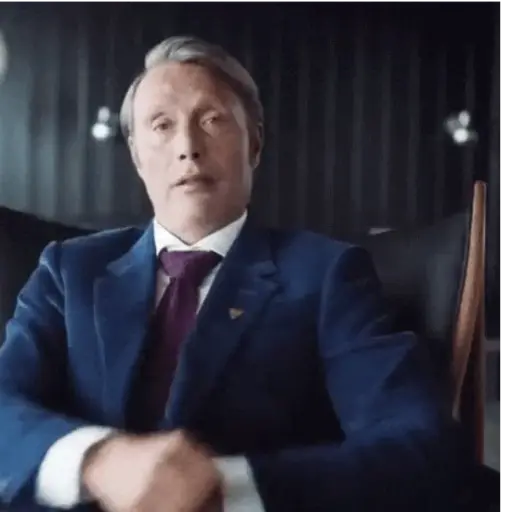 Figurinha: Mads Mikkelsen gesticulando
