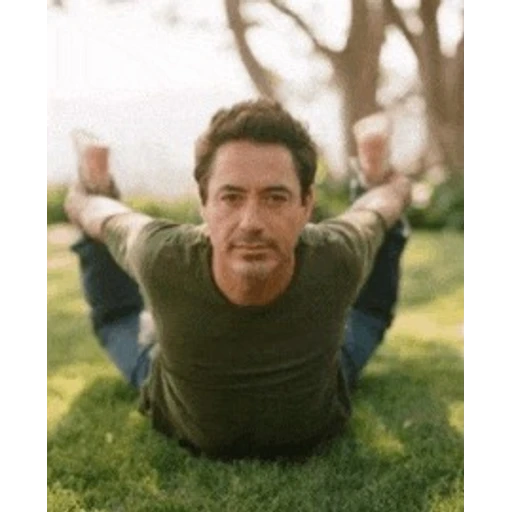 Figurinha: Robert Downey Jr. em pose de yoga