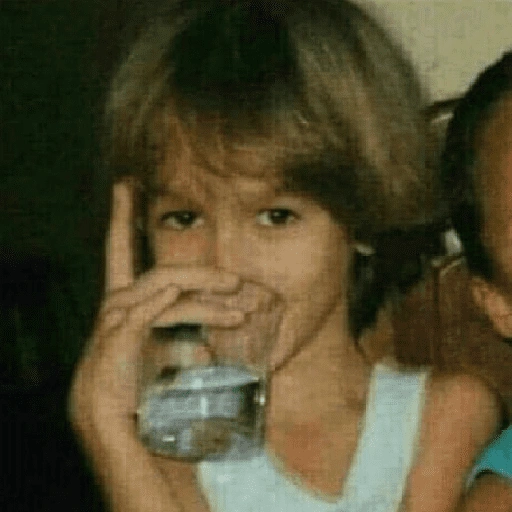 Figurinha: Criança bebendo água